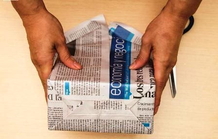 Colombianos es hora de empacar regalos con papel periódico